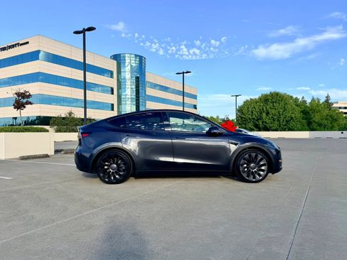 Used 2024 Tesla Model Y 2WD image 12