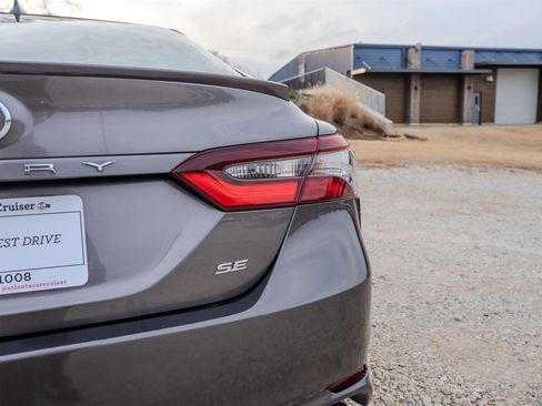 Used 2022 Toyota Camry SE image 11