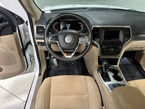 Used 2019 Jeep Grand Cherokee Laredo AWD/4WD image 15