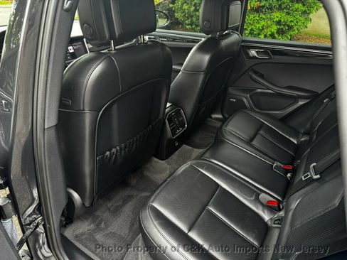 Used 2022 Porsche Macan AWD/4WD image 16
