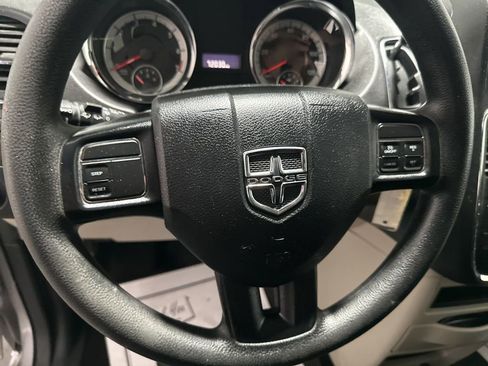 Used 2019 Dodge Grand Caravan SE FWD image 13