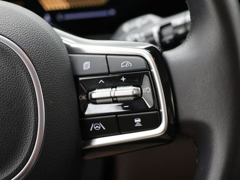 Used 2025 Kia Carnival FWD image 19