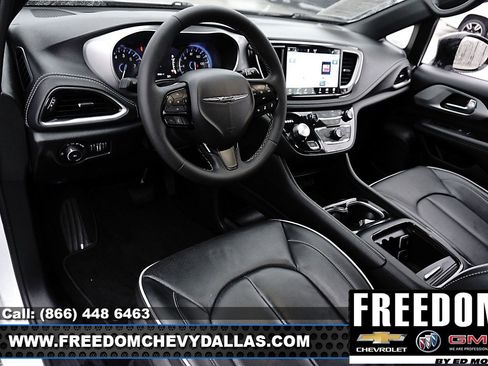 Used 2025 Chrysler Pacifica Limited image 6