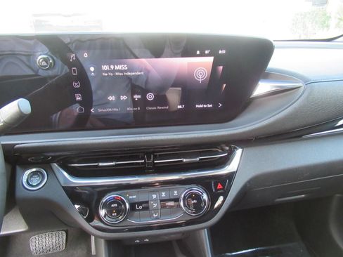 Used 2024 Buick Envista Sport Touring w/ Convenience II Package FWD image 27