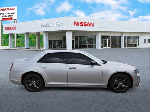 Used 2023 Chrysler 300 Touring w/ Sport Appearance Package RWD image 5