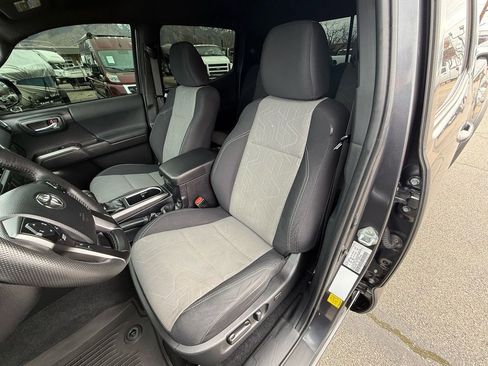 Used 2022 Toyota Tacoma TRD Off-Road image 15