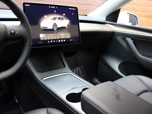 Used 2023 Tesla Model Y Long Range image 33