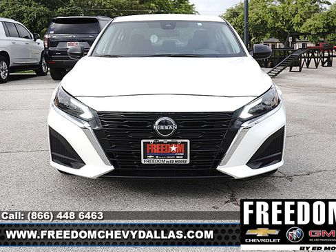 Used 2025 Nissan Altima 2.5 SV FWD image 2