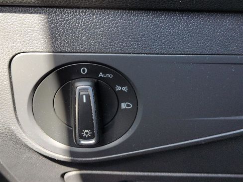 Used 2021 Volkswagen Tiguan SE w/ Panoramic Sunroof Package FWD image 17