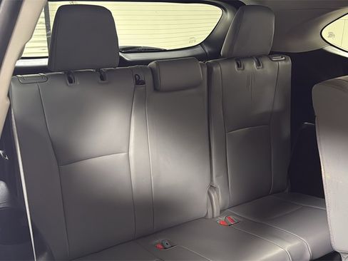 Used 2022 Toyota Highlander XLE image 17
