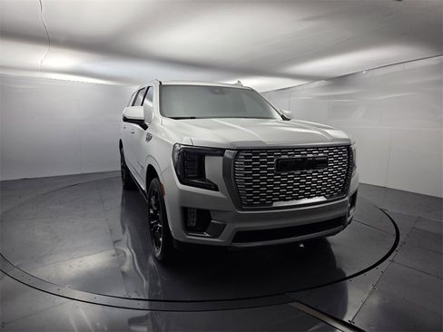 Used 2023 GMC Yukon Denali w/ Advanced Technology Package image 3