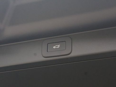 New 2025 Land Rover Range Rover SE image 13