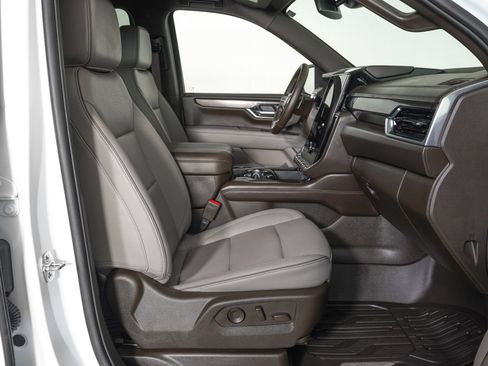 Used 2025 GMC Yukon XL Elevation AWD/4WD image 9