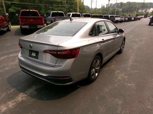 Used 2023 Volkswagen Jetta SE w/ Panoramic Sunroof Package FWD image 7