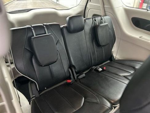 Used 2023 Chrysler Pacifica Limited image 35