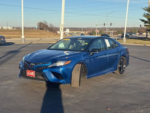 Used 2018 Toyota Camry XSE image 3