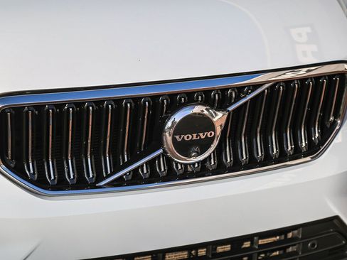 Used 2025 Volvo XC40 B5 Plus image 12