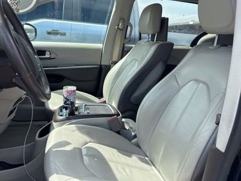 Used 2018 Chrysler Pacifica Touring-L Plus w/ Advanced Safetytec Group FWD image 9