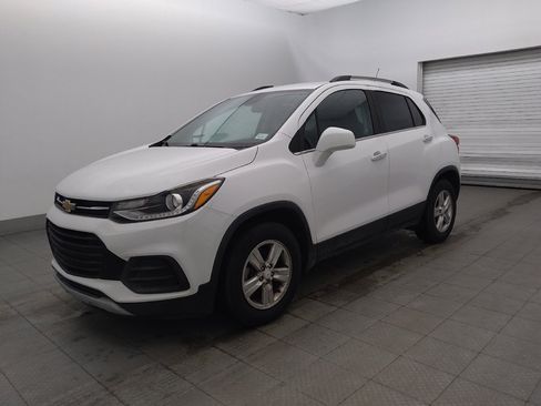 Used 2020 Chevrolet Trax LT w/ LT Convenience Package FWD image 2
