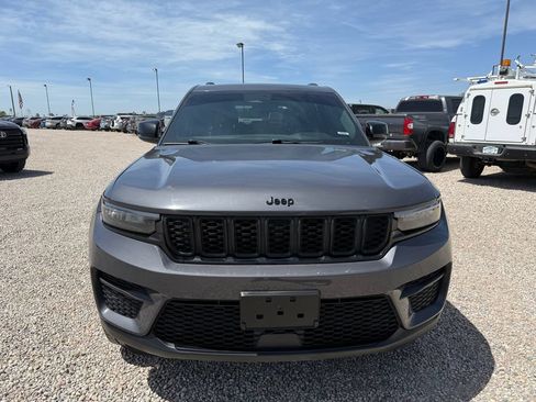 Used 2023 Jeep Grand Cherokee Altitude AWD/4WD image 3