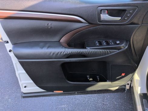 Used 2014 Toyota Highlander Limited FWD image 11