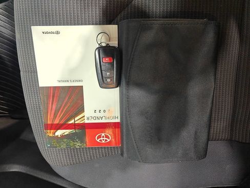 Used 2022 Toyota Highlander LE image 31