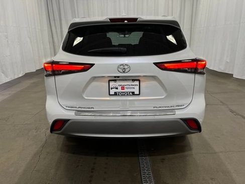 Used 2023 Toyota Highlander Platinum AWD/4WD image 5