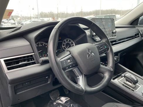 Used 2024 Mitsubishi Outlander SE Black Edition image 17