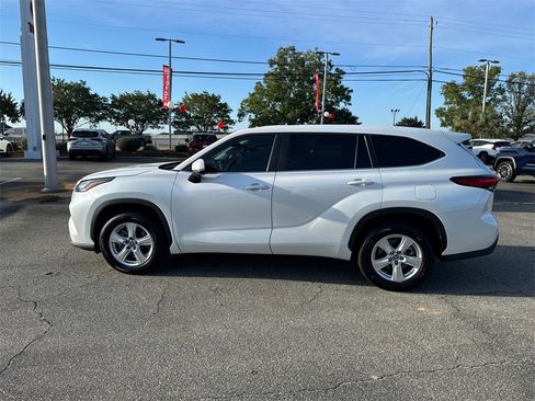 Certified 2023 Toyota Highlander L image 6
