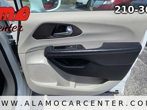 Used 2017 Chrysler Pacifica Touring-L FWD image 17