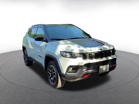 Used 2025 Jeep Compass Trailhawk AWD/4WD image 3
