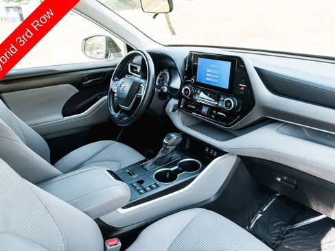 Used 2023 Toyota Highlander LE AWD/4WD image 11