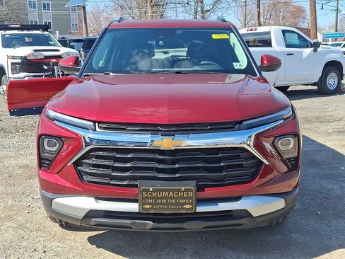 Used 2024 Chevrolet TrailBlazer LT w/ Driver Confidence Package FWD image 3