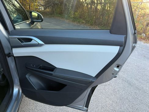 Certified 2025 Volkswagen Taos SE w/ Panoramic Sunroof Package image 11