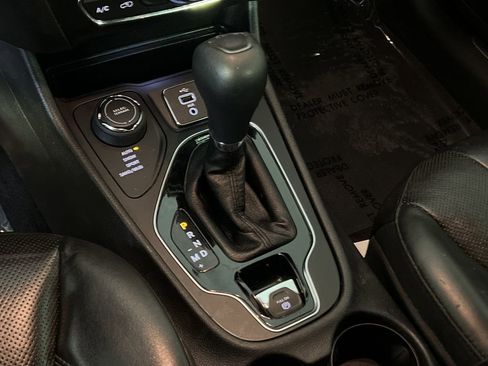 Used 2019 Jeep Cherokee Limited image 30