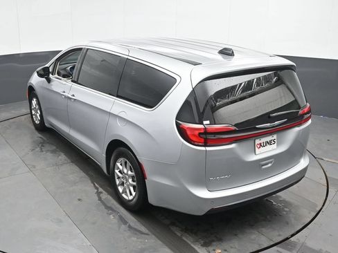 Used 2024 Chrysler Pacifica Touring-L FWD image 20