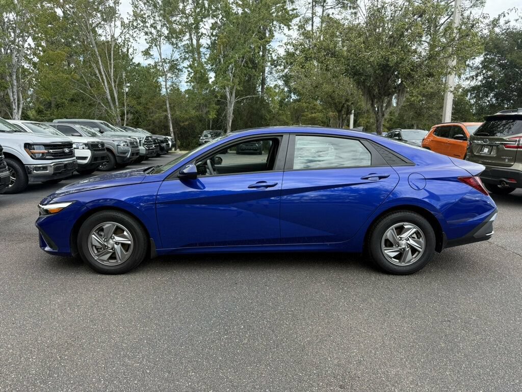 Used 2025 Hyundai Elantra SE FWD image 2