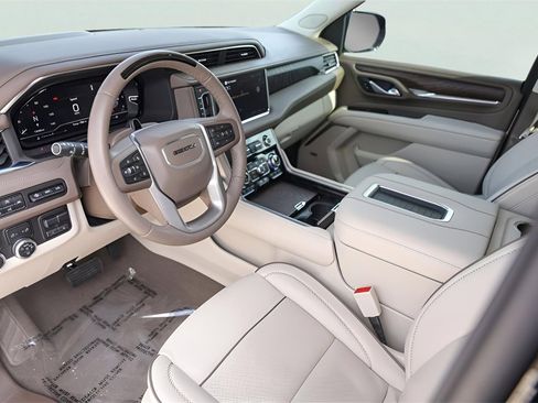 Used 2024 GMC Yukon Denali w/ Denali Reserve Package image 13