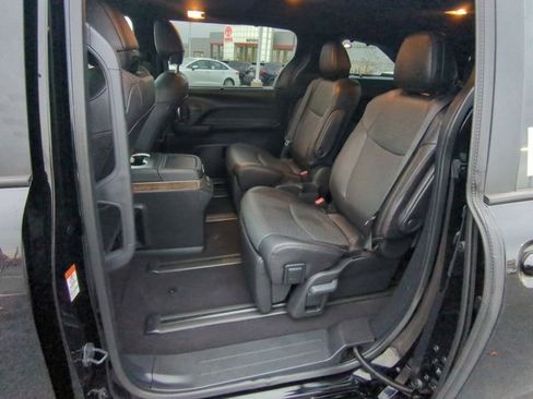 Certified 2025 Toyota Sienna Platinum image 16