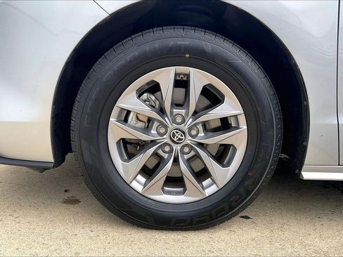 Used 2025 Toyota Sienna XLE FWD image 11
