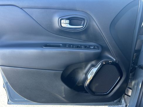 Used 2018 Jeep Renegade Altitude image 22