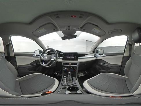 Used 2025 Volkswagen Taos SE image 13