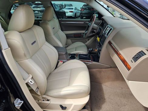 Used 2009 Chrysler 300 C RWD image 16