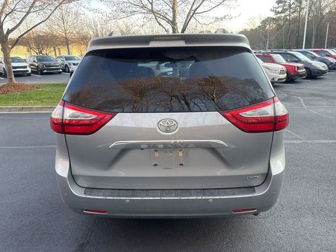 Used 2017 Toyota Sienna Limited Premium image 18