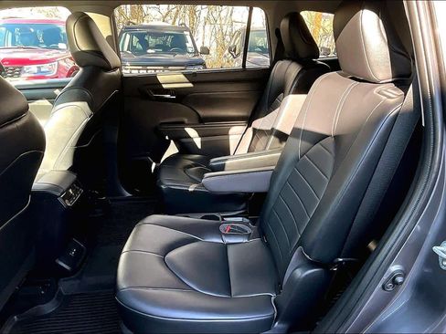 Certified 2022 Toyota Highlander XLE image 19