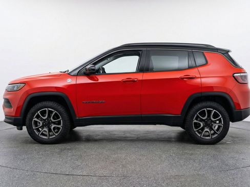 Used 2025 Jeep Compass Trailhawk image 5