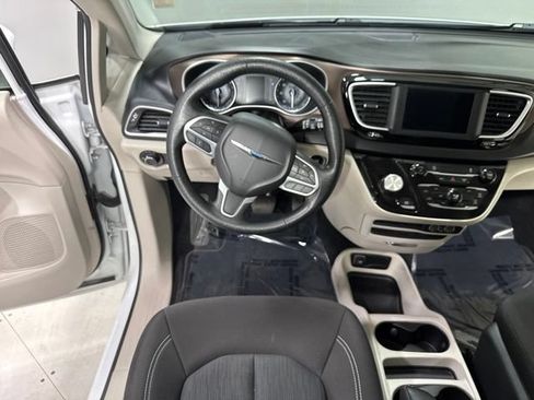 Used 2021 Chrysler Voyager L FWD image 17