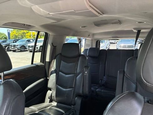 Used 2017 Cadillac Escalade ESV Luxury AWD/4WD image 14