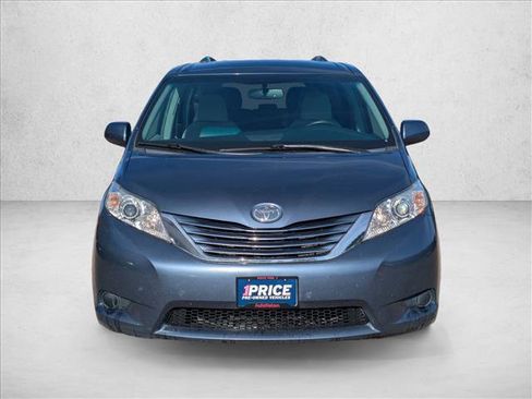 Used 2017 Toyota Sienna LE image 2