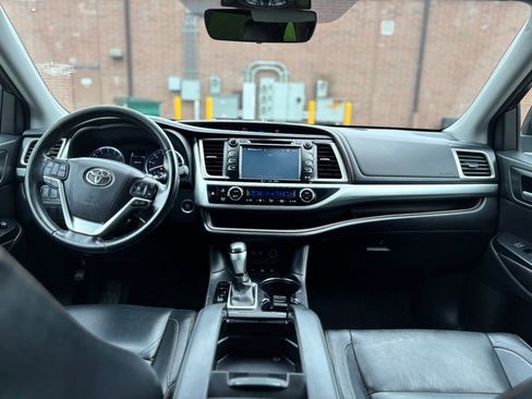Used 2017 Toyota Highlander XLE AWD/4WD image 23
